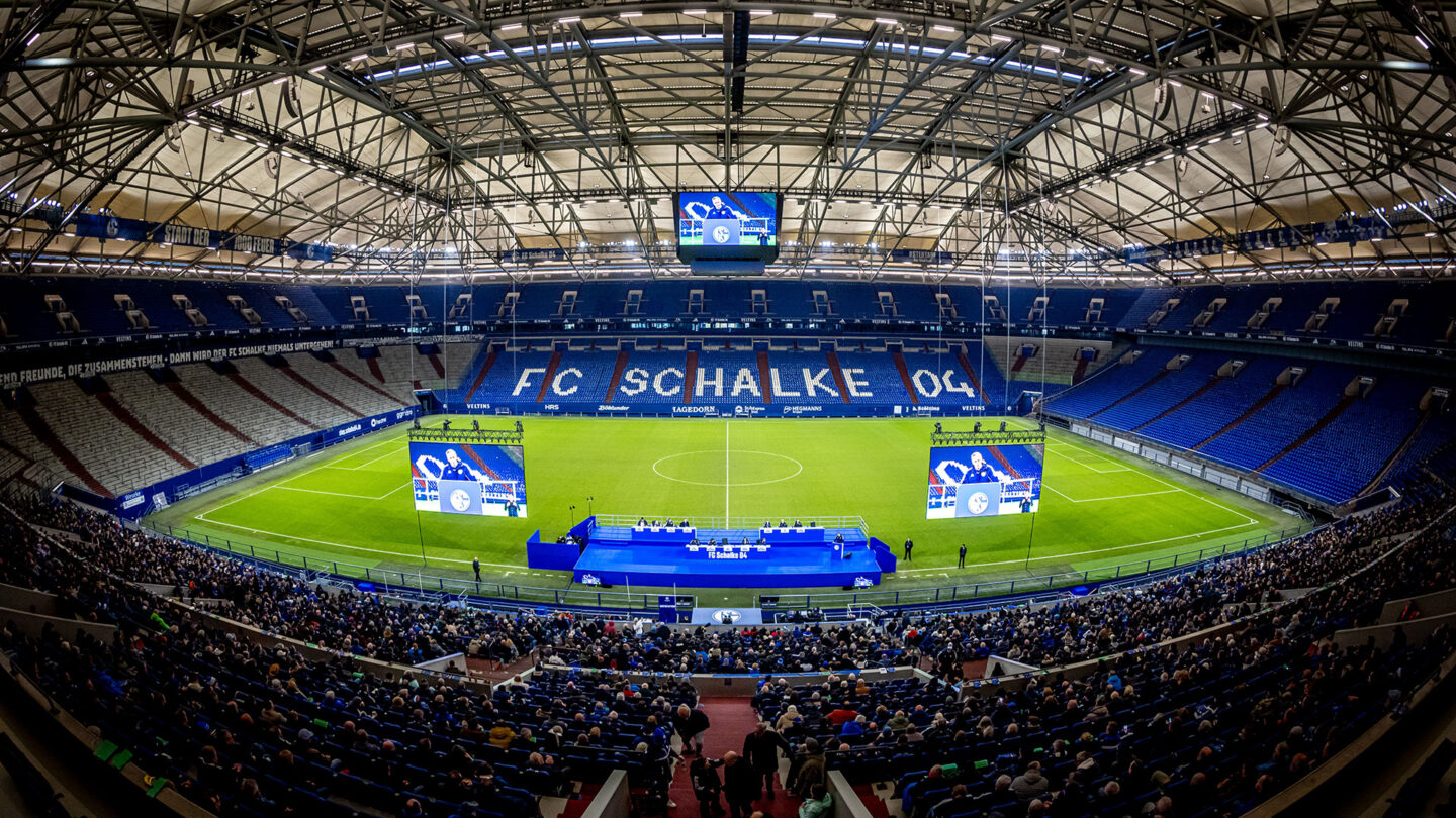 Übersichtsbild der VELTINS-Arena von der Mitgliederversammlung 2024 - aus der Perspektive der Haupttribüne