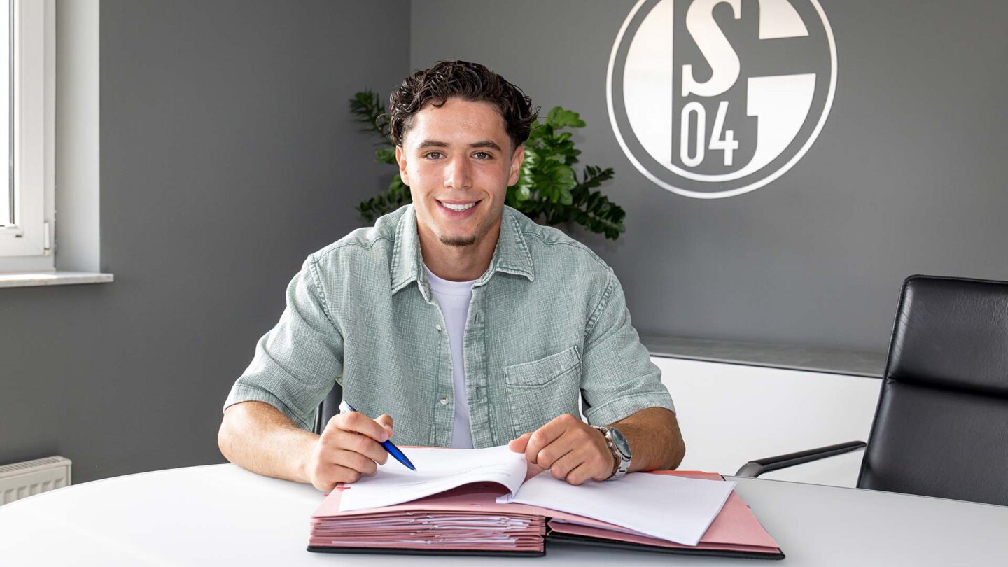 Soufiane El-Faouzi poses for a photo as he signs his contract