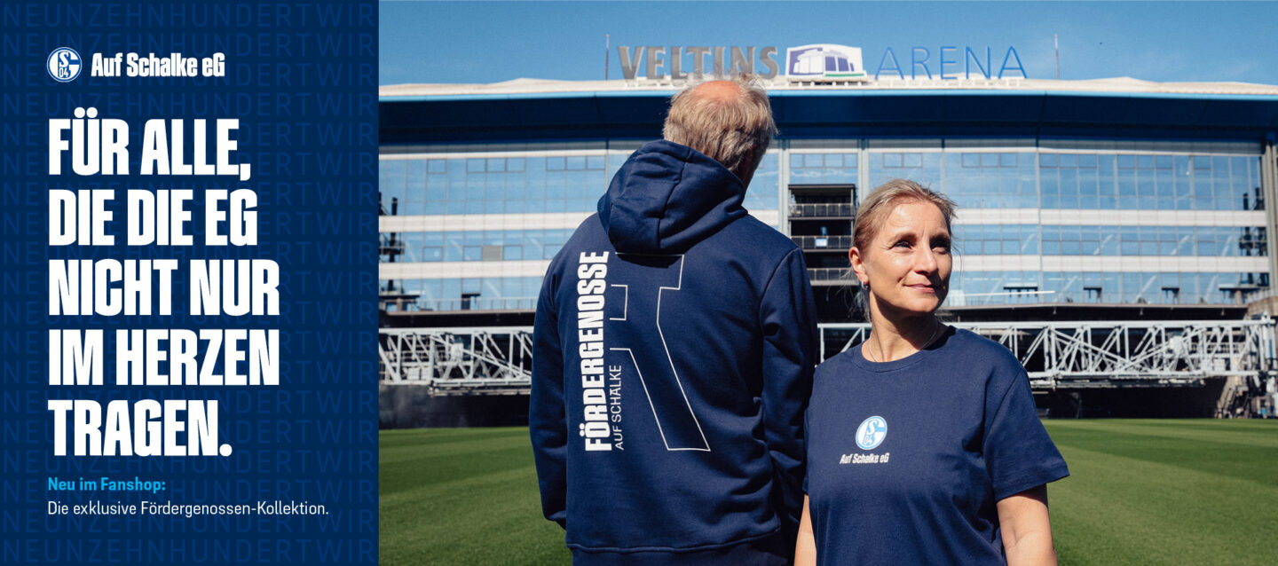 Schmuckgrafik: Merchandising-Produkte der Auf Schalke eG. Zwei Fördergenossen präsentieren vor der Arena einen Hoodie und ein T-Shirt.