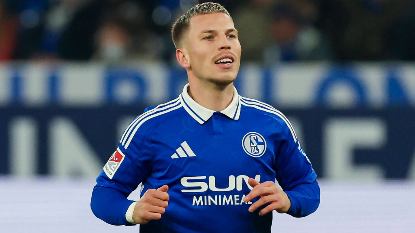 Lino Tempelmann im Trikot des FC Schalke 04.