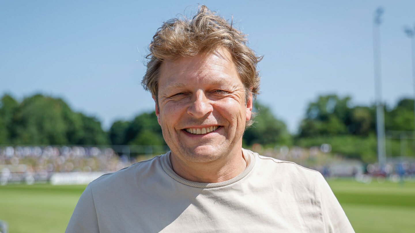 Youri Mulder steht beim Trainingsauftakt am Rand. Im Hintergrund ist der Platz zu sehen.