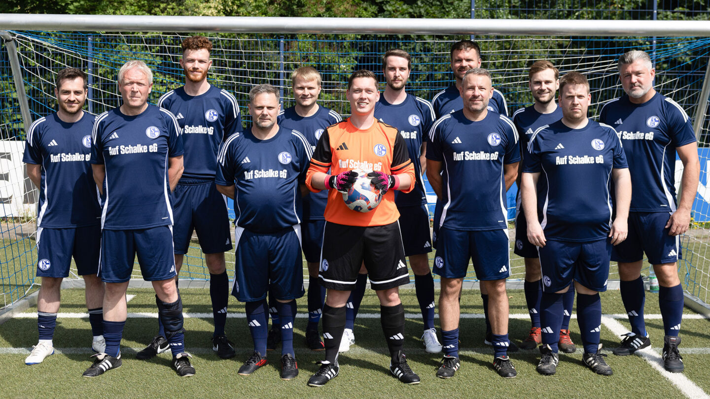 Das Team der Auf Schalke eG stellte sich beim SponsorCup zum Mannschaftsfoto auf.