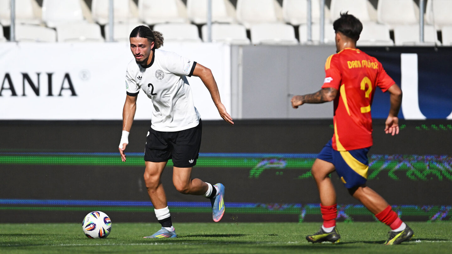 Taylan Bulut mit dem Ball am Fuß entwischt seinem spanischen Gegenspieler.
