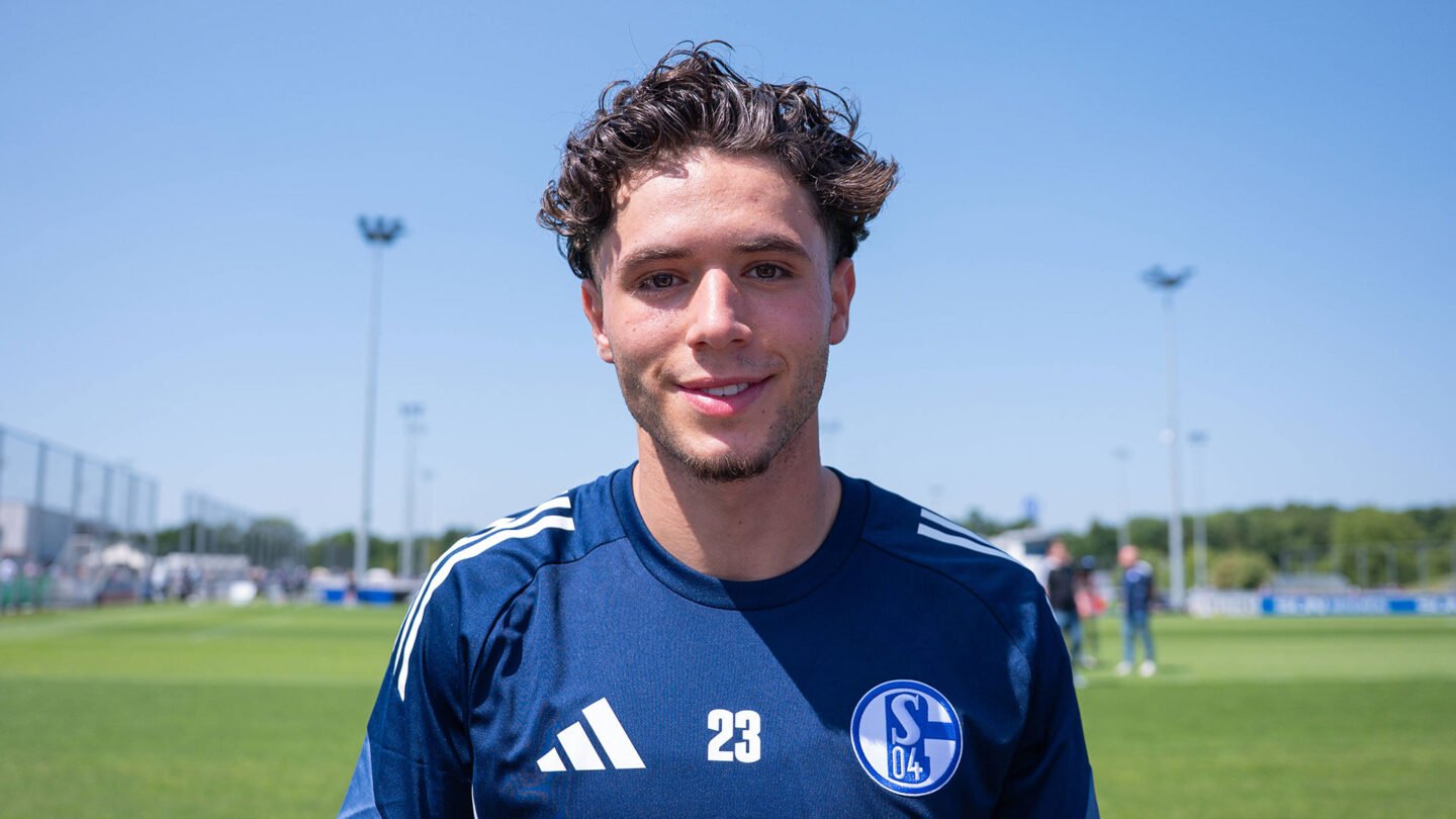 Neuzugang Soufiane El-Faouzi steht auf dem Trainingsplatz und schaut in die Kamera.