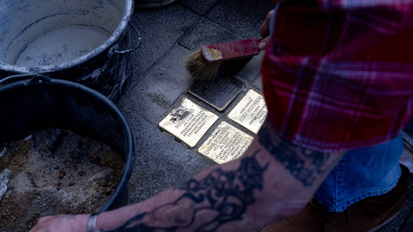 Die Stolpersteine werden während der Zeremonie verlegt.