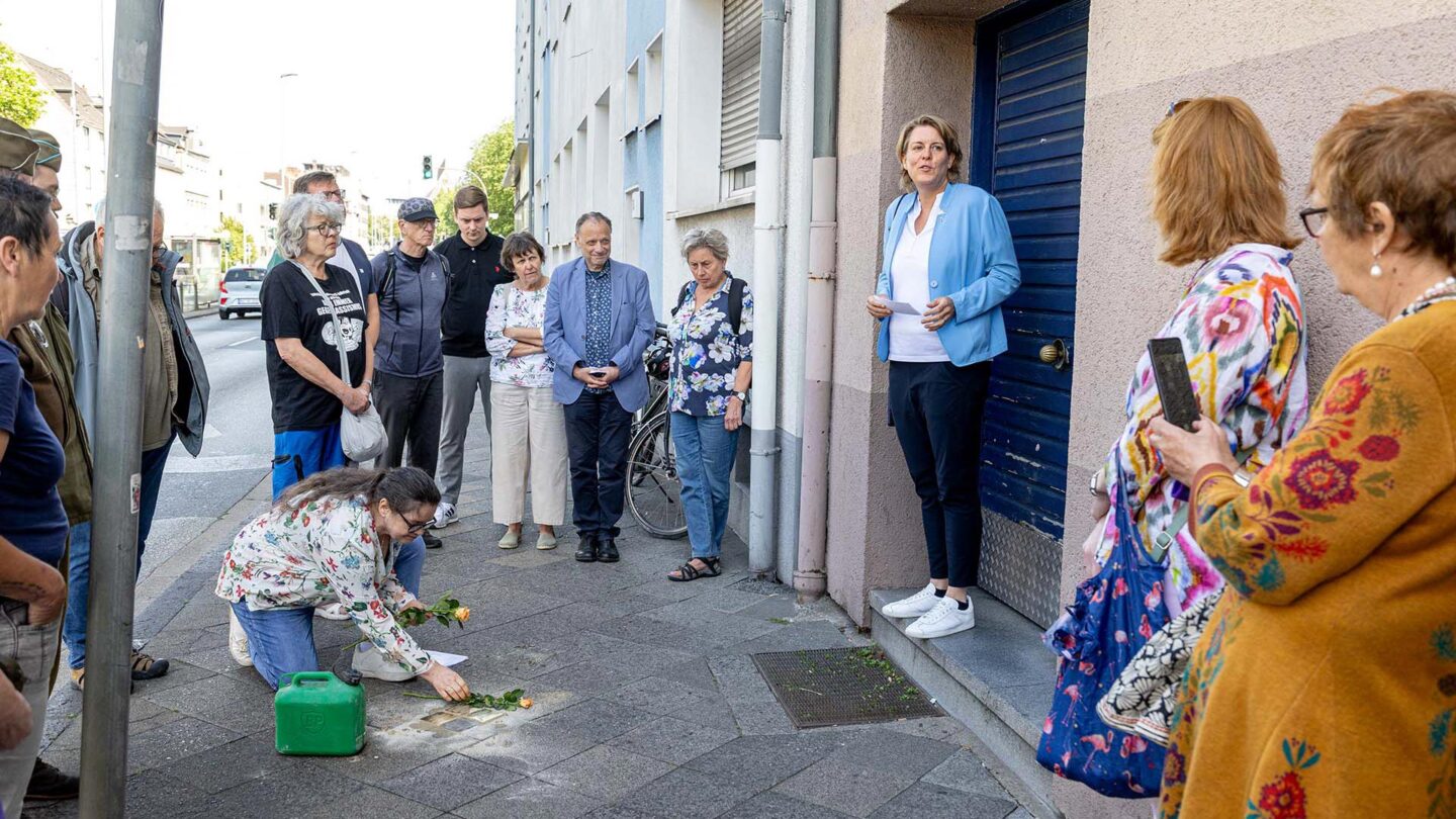 Vorständin Christina Rühl-Hamers betont die Wichtigkeit des Erinnerns bei der Stolperstein-Verlegung.