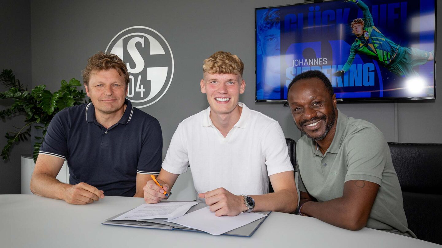 Johannes Siebeking sitzt zwischen Youri Mulder und Ben Manga am Tisch und unterschreibt seinen Vertrag.