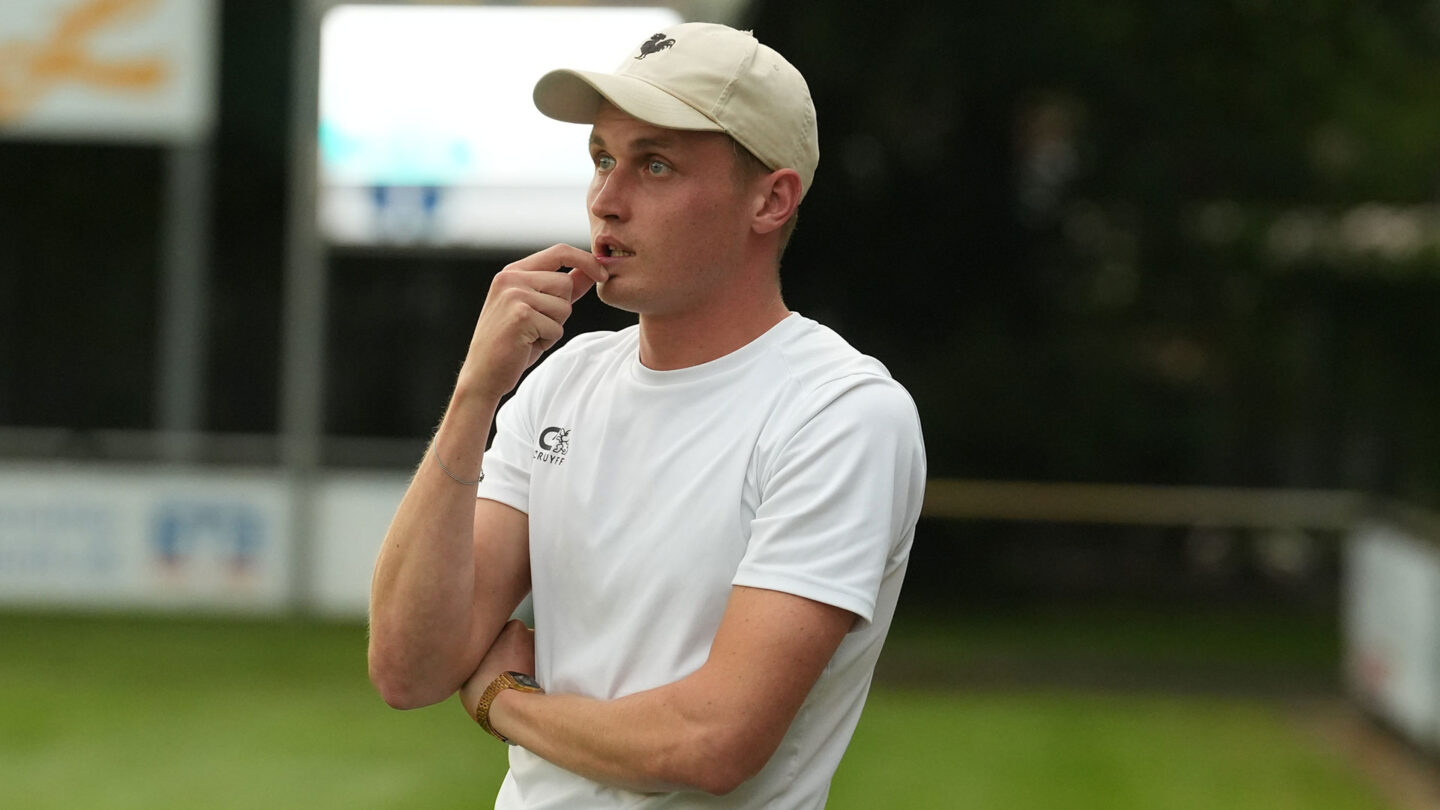 Emiel ten Donkelaar, Trainer des Teams Best of Grafschaft, steht am Seitenrand.
