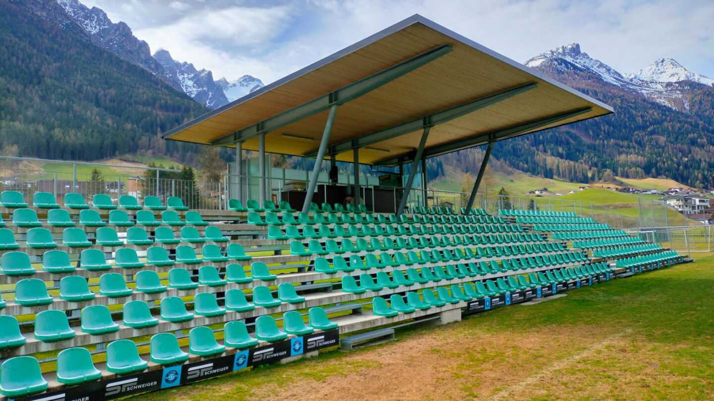Die Tribüne des Trainingsplatzes in Neustift