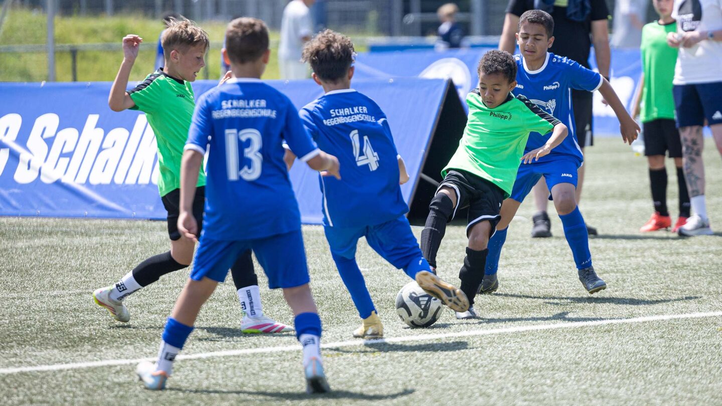 Ein Junge behauptet sich im Zweikampf mit zwei Gegenspielern.