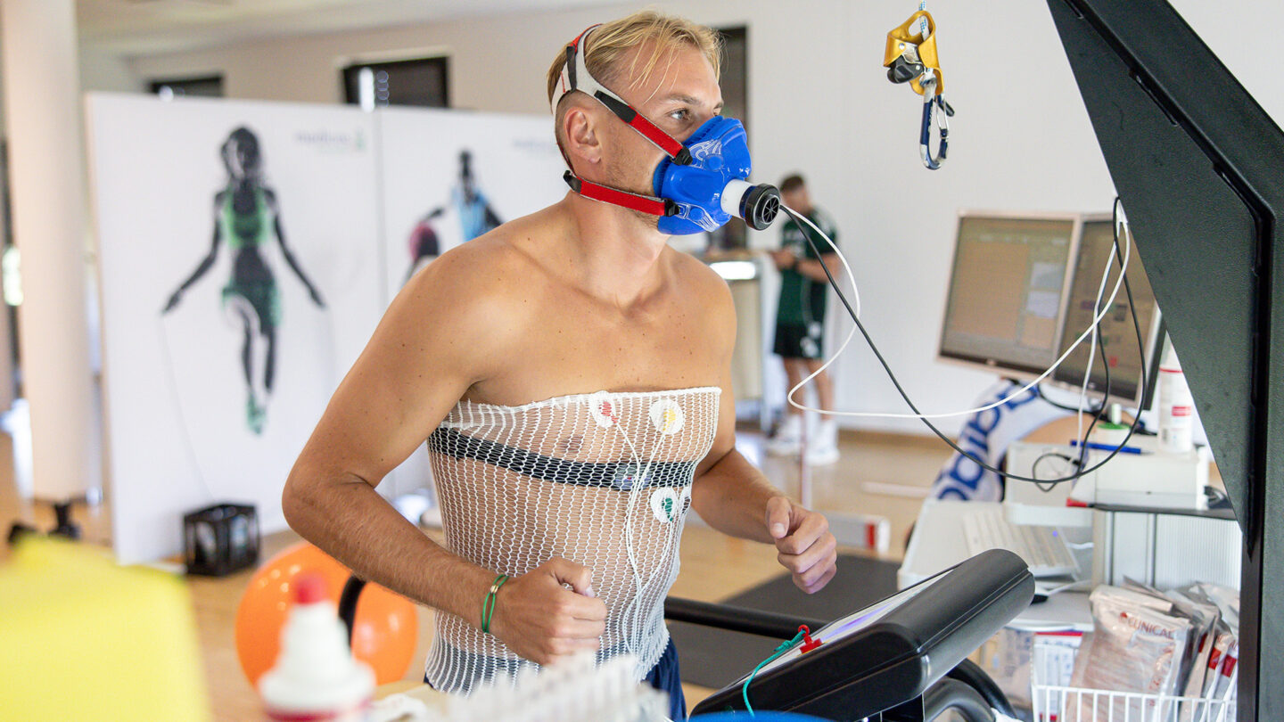 Timo Becker absolviert eine Einheit auf dem Laufband