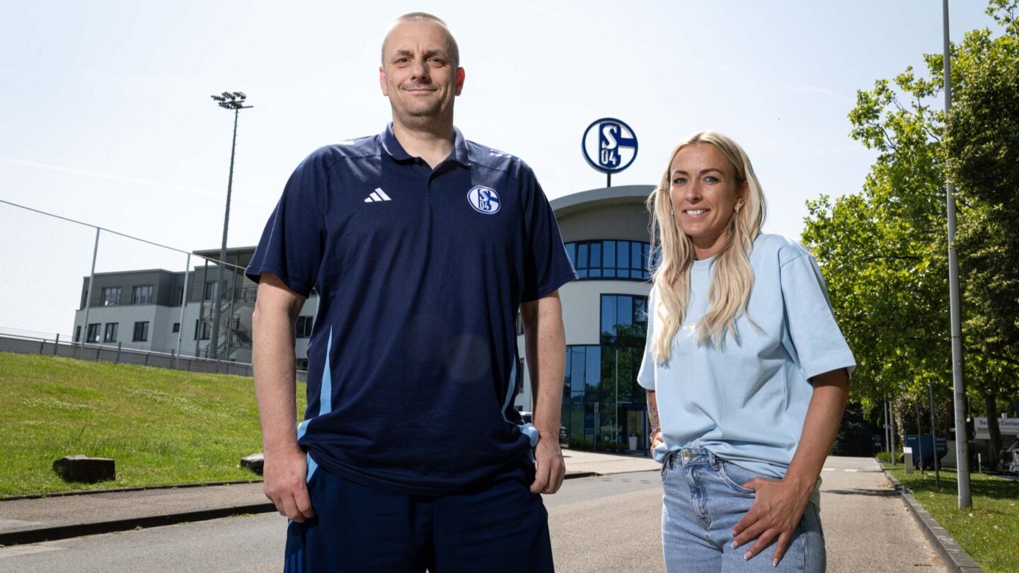 Boris Liebing und Mandy Islacker stehen vor der Geschäftsstelle
