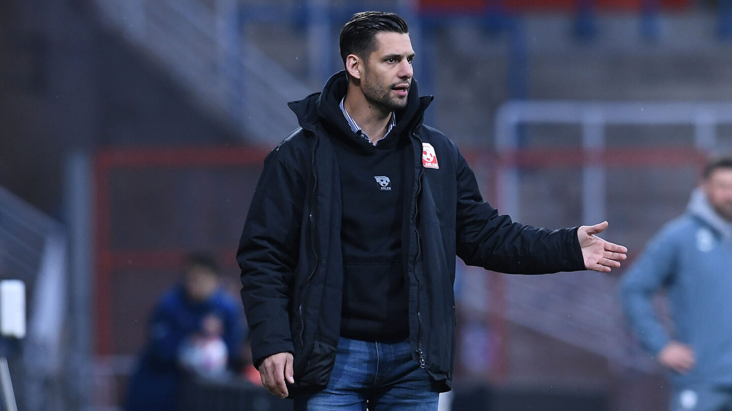 Ahlens Trainer Luka Tankulic seht am Spielfelrand und gibt Anweisungen. Copyright: Picture Alliance