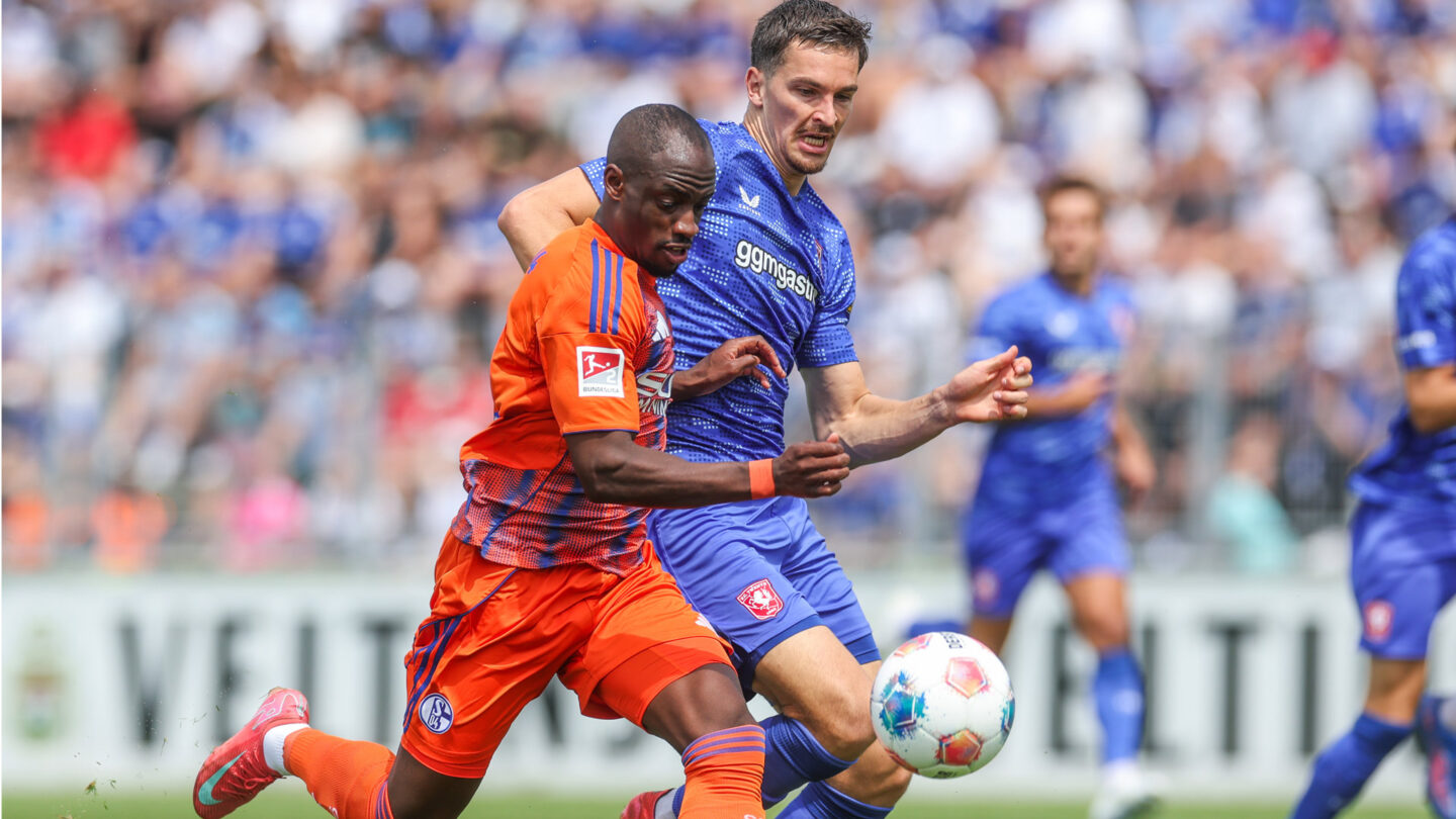 Christopher Antwi-Adjei bestreitet im Test gegen Twente einen Zweikampf.