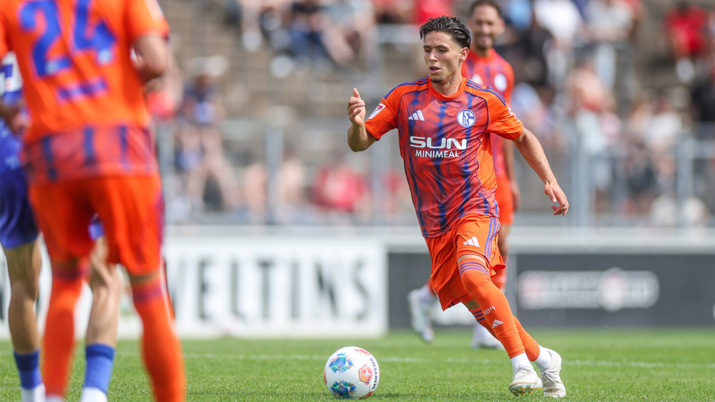 Soufiane El-Faouzi führt den Ball am Fuß im Testspiel gegen Twente.