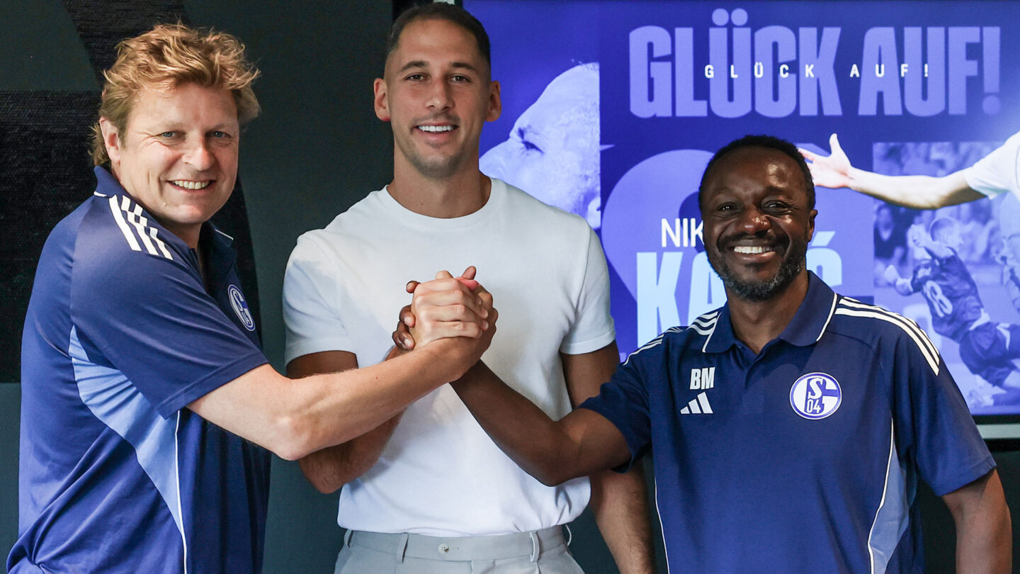 Youri Mulder, Nikola Katic und Ben Manga geben sich die Hände. Im Hintergrund ist ein Bildschirm mit dem Schriftzug Glück auf zu sehen.
