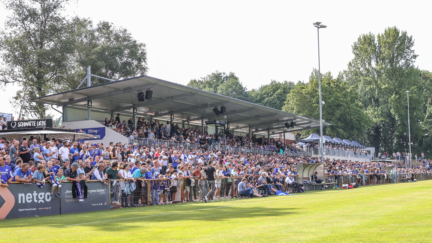 Die gut gefüllte Haupttribüne des Bocholter Stadions