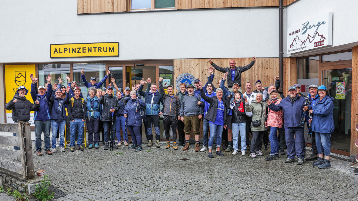 Eine Gruppe Schalke-Fans hat sich an der Jausenstation zum gemeinsamen Foto aufgestellt.