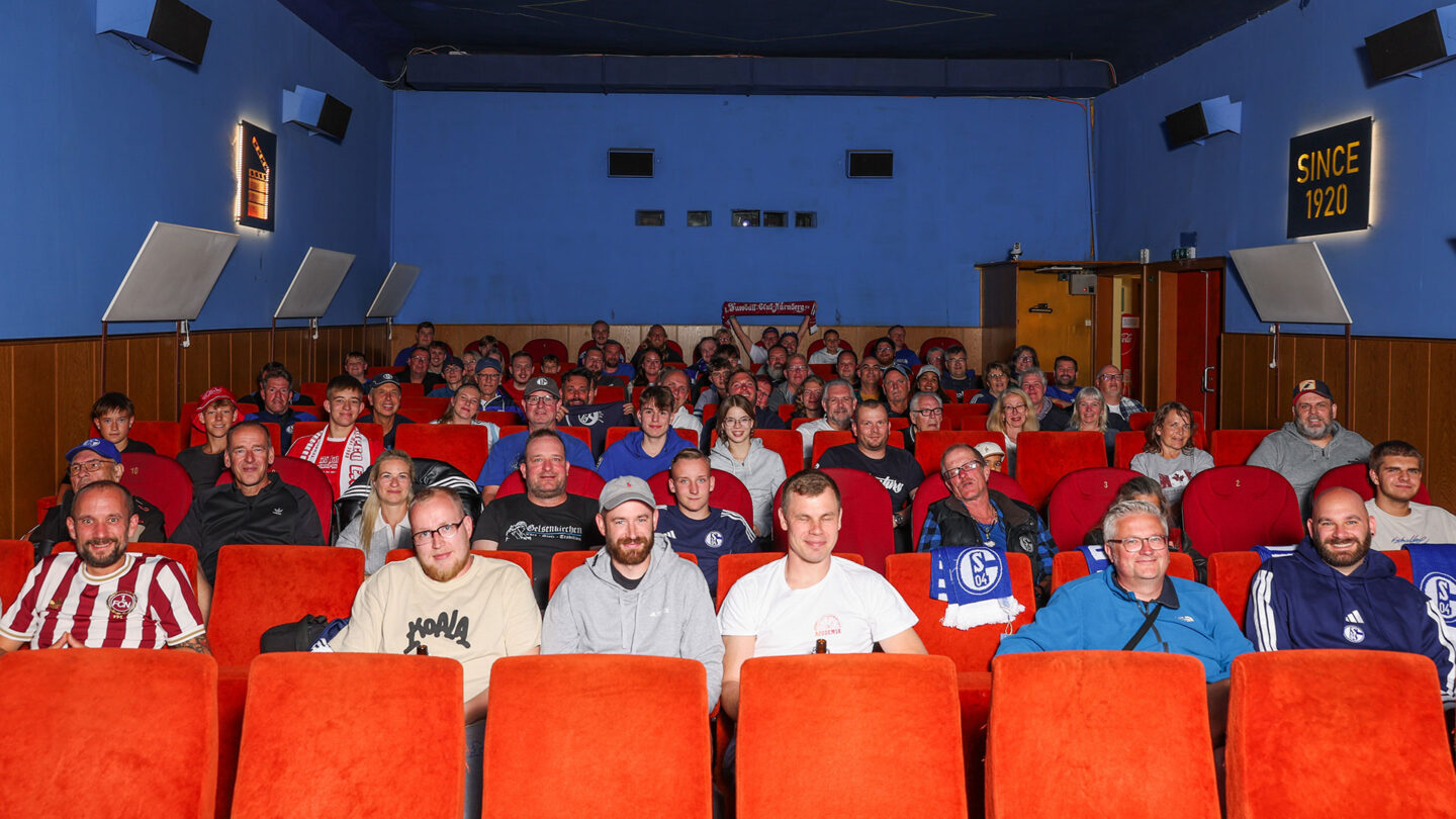 Blick in das Kino mit zahlreichen Schalke-Fans.