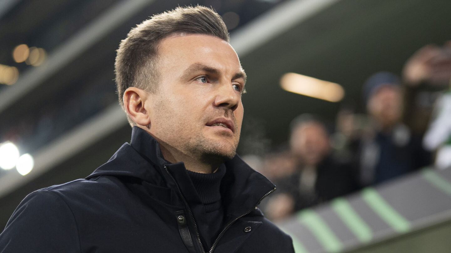 Enrico Maaßen, Chef-Trainer des FC St. Gallen, steht im Stadion an der Seitenlinie.