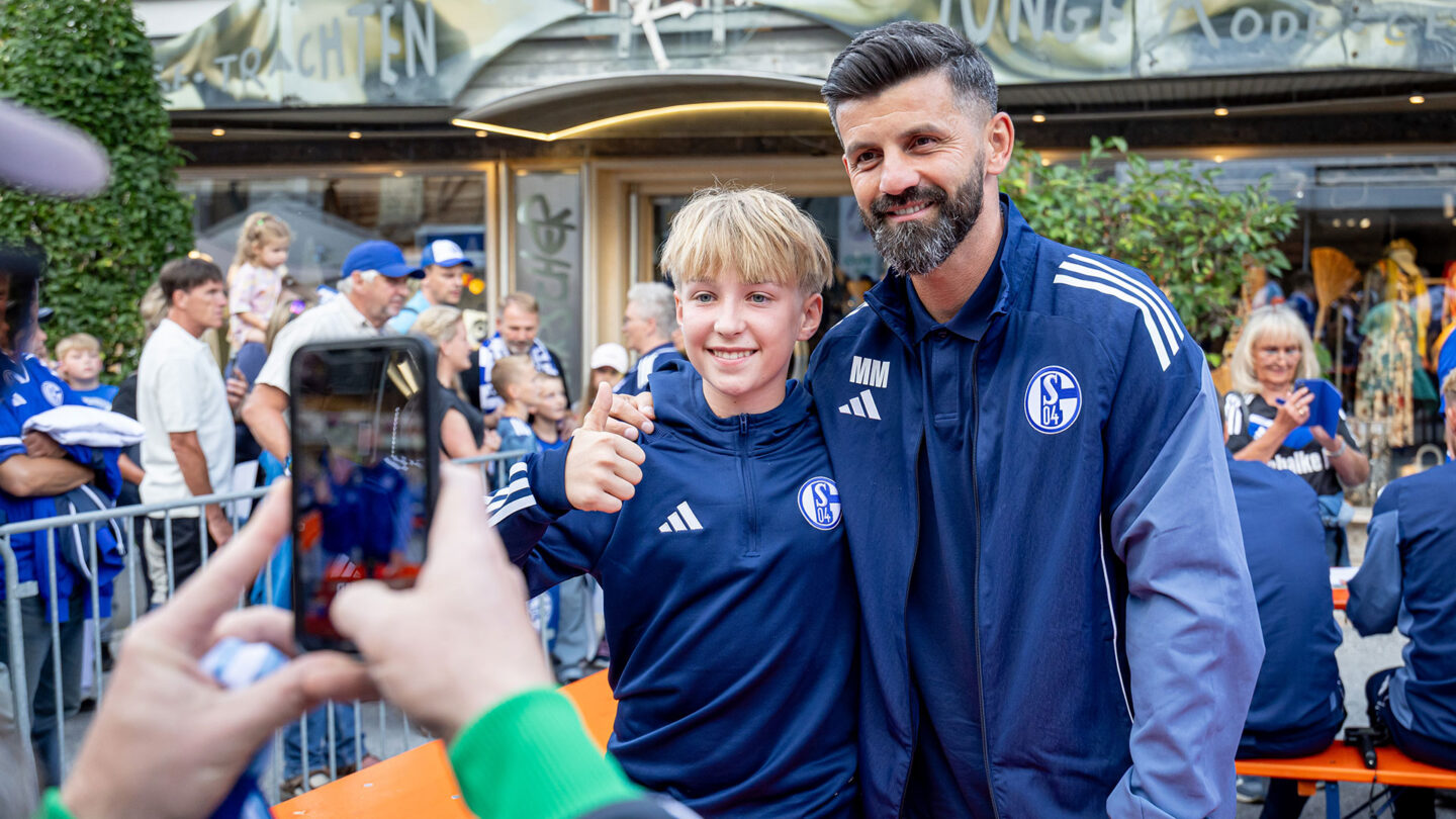 Miron Muslic lässt sich bei der Blau-Weißen Nacht mit einem jungen Fan fotografieren.