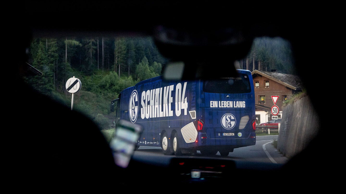 Der Mannschaftsbus im Stubaital. Fotografiert aus einem dahinter fahrenden Auto.