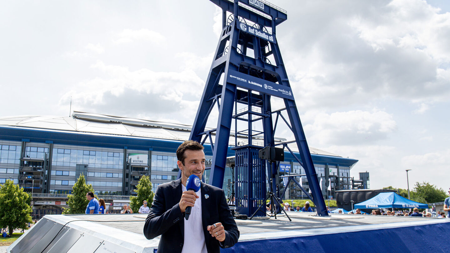 Matthias Tillmann steht vor dem am Schalke-Tach eröffneten Förderturm-Denkmal.