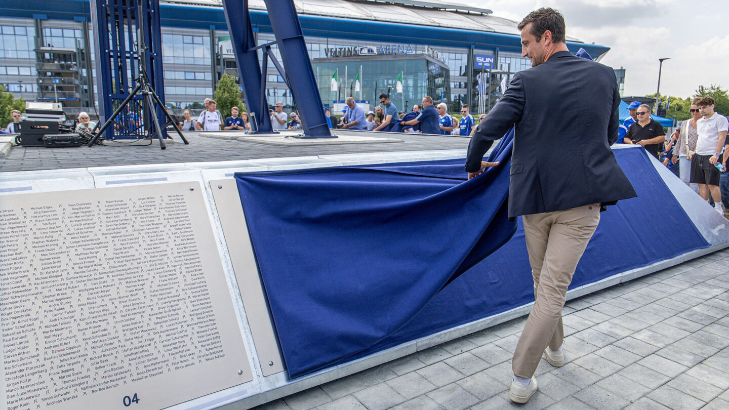 Matthias Tillmann enthüllt die Namensplatten am Förderturm-Denkmal.