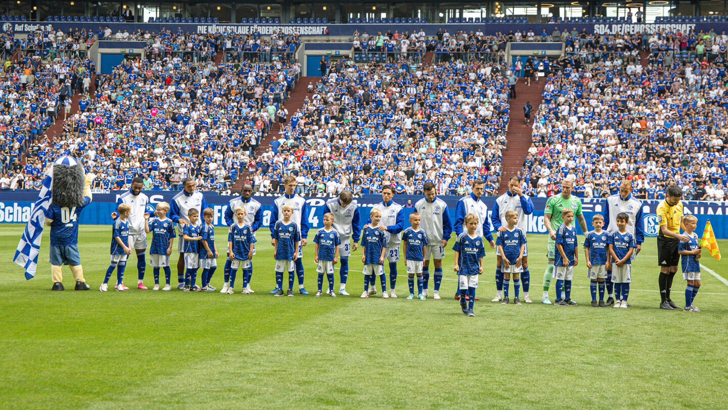 Die Nachwuchsspieler stehen gemeinsam mit den Profis auf dem Rasen der VELTINS-Arena zur Begrüßung.