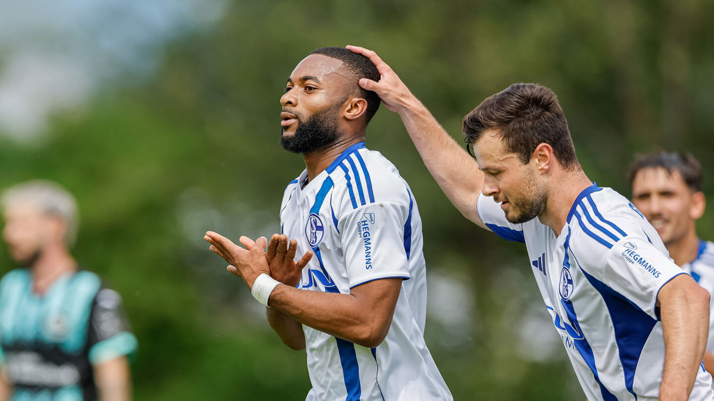 Moussa Sylla jubelt mit Adrian Gantenbein.