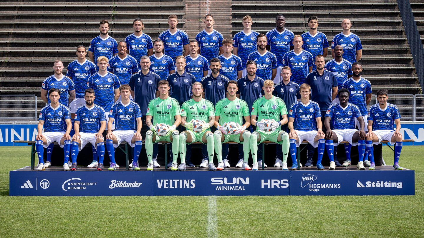 Mannschaftsfoto des FC Schalke 04 in der Saison 2025/2026.