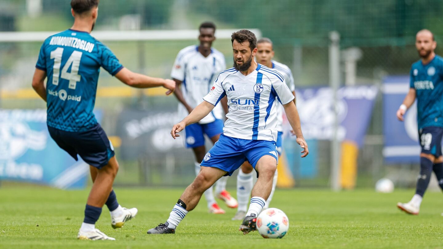Amin Younes dribbelt mit dem Ball im Testspiel gegen Wiesbaden.