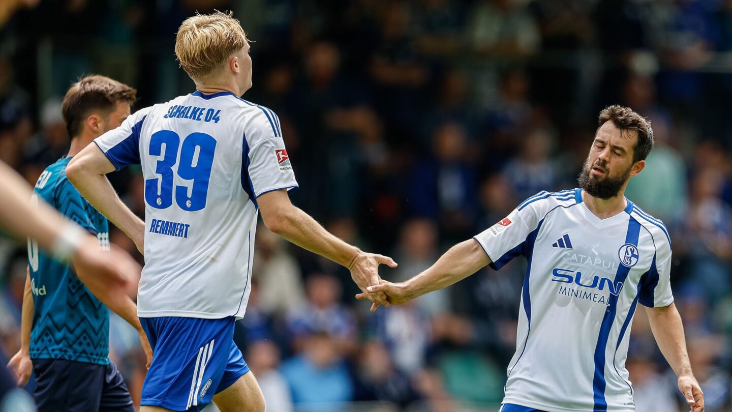 Peter Remmert high-fives Amin Younes after scoring