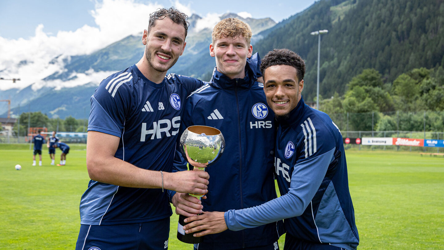 Justin Heekeren, Johannes Siebeking und Tidane Touré zeigen ihren Pokal.