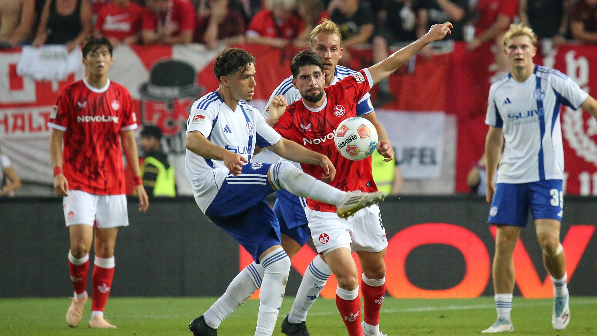 Spielszene zwischen dem FC Schalke 04 und 1. FC Kaiserslautern