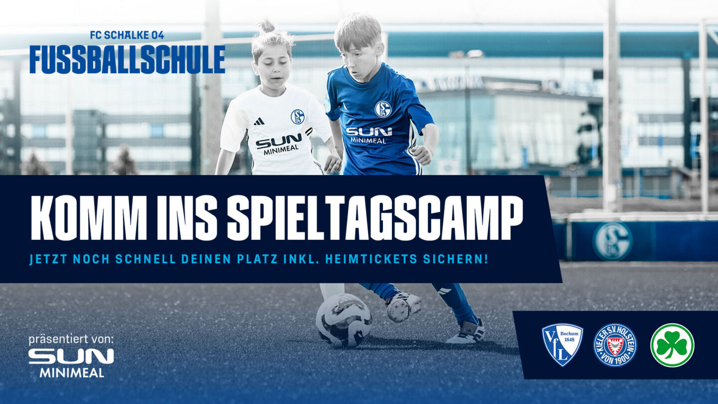 Schmuckgrafik zu den Spieltagscamps der FC Schalke 04-Fußballschule. Zwei Kids kicken auf einem Trainingsplatz vor der VELTINS-Arena.