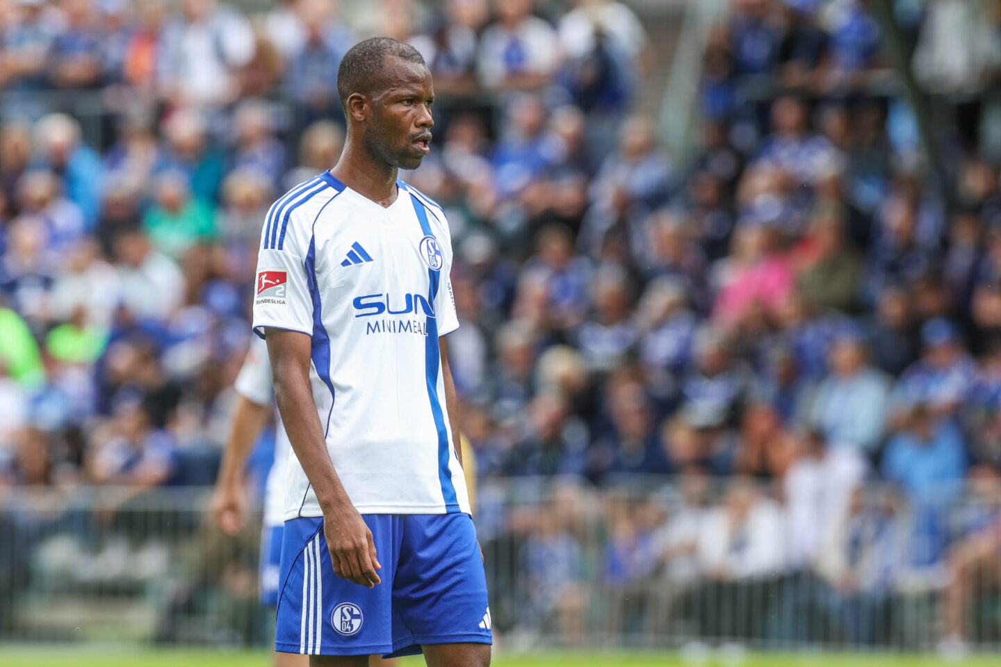Pape Meïssa Ba on the pitch wearing the Schalke away kit during a game