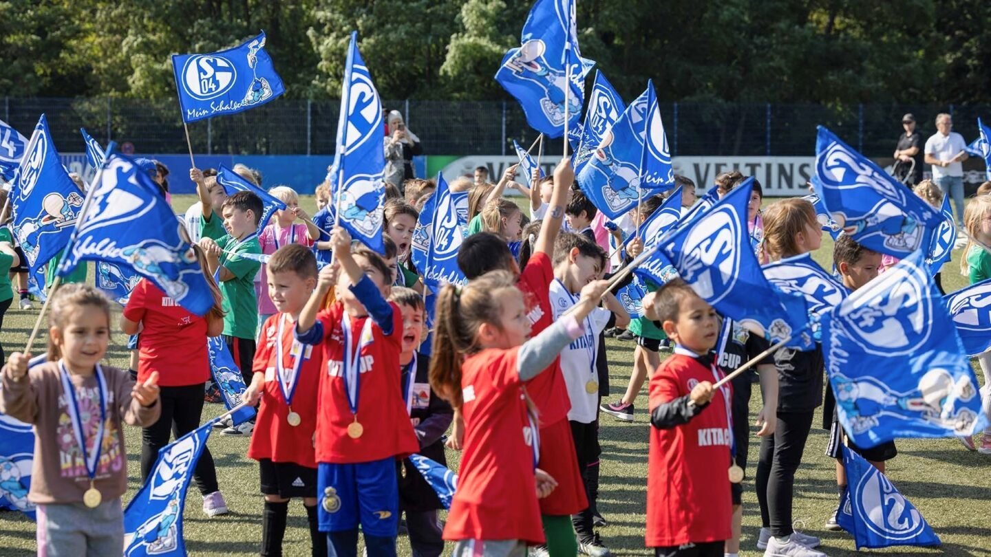 2024-09-Kita-Cup-Kinder-wehen-Schalke-Fahnen-1440&#215;810