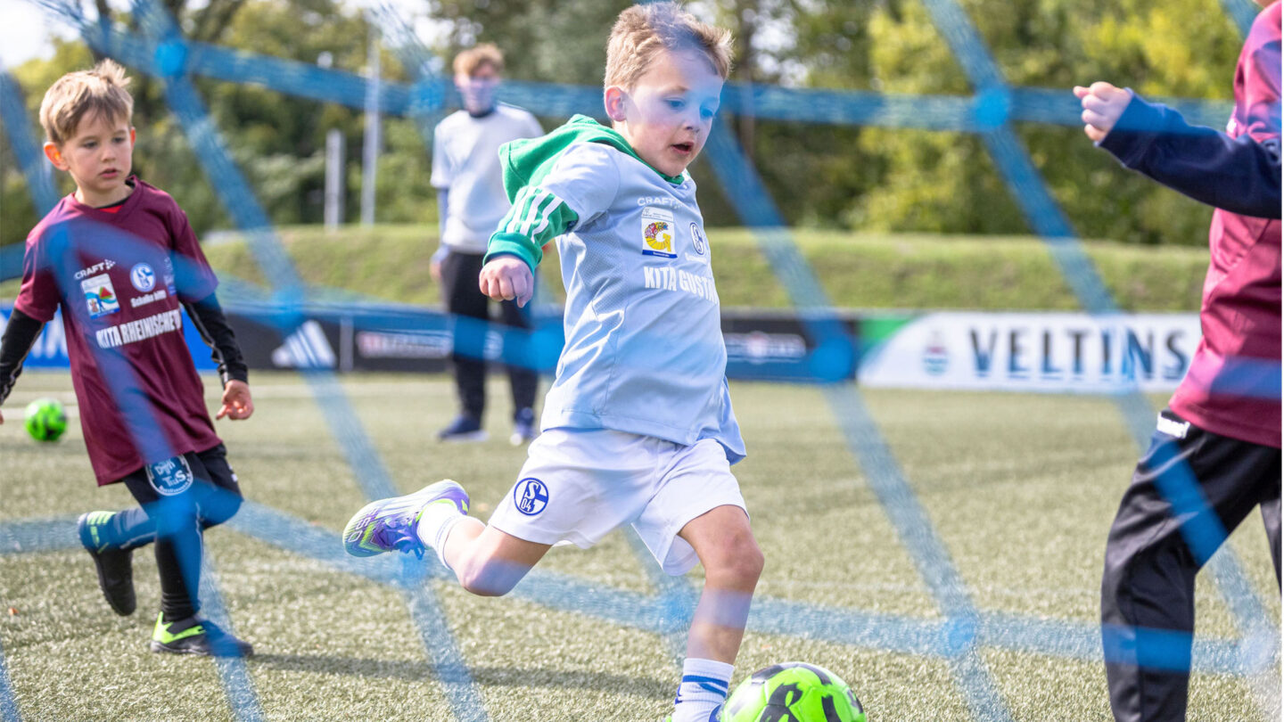 20250925-Kita-Cup-Junge-schießt