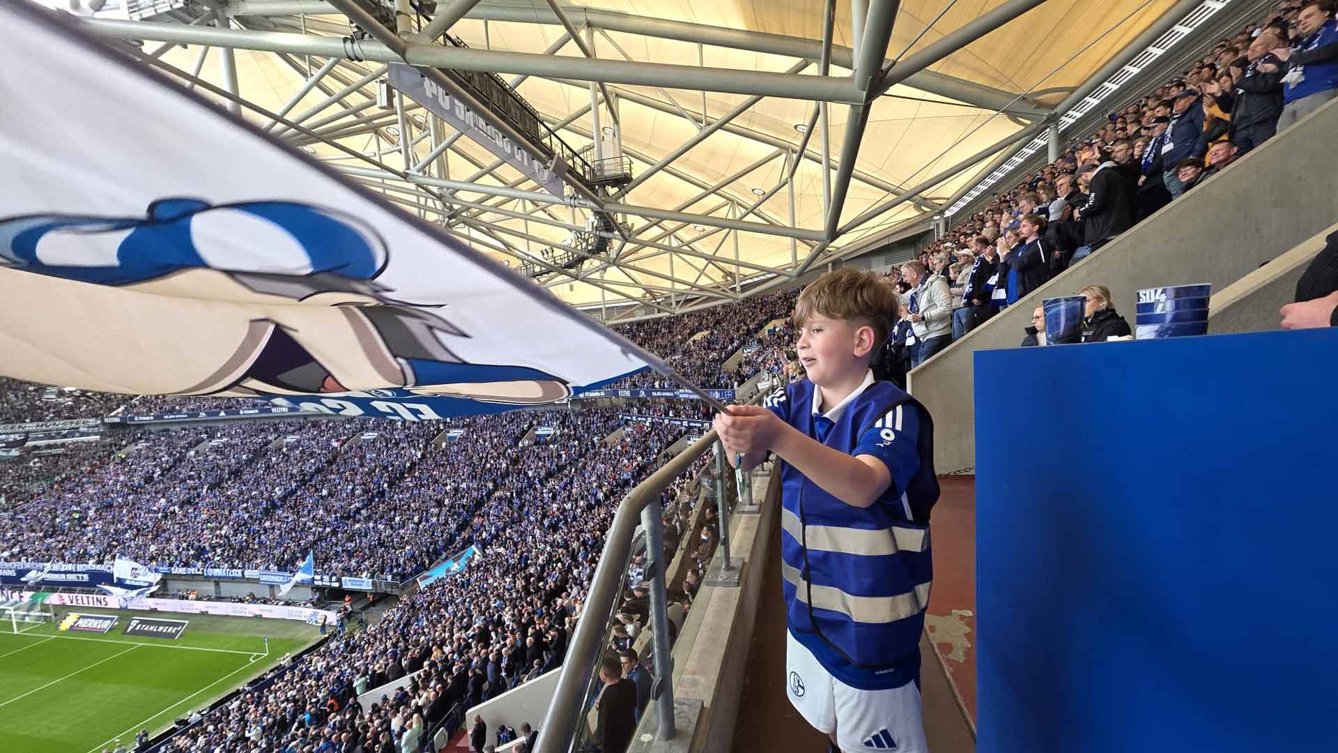 260422-bosnische-fans-adriel-fahne