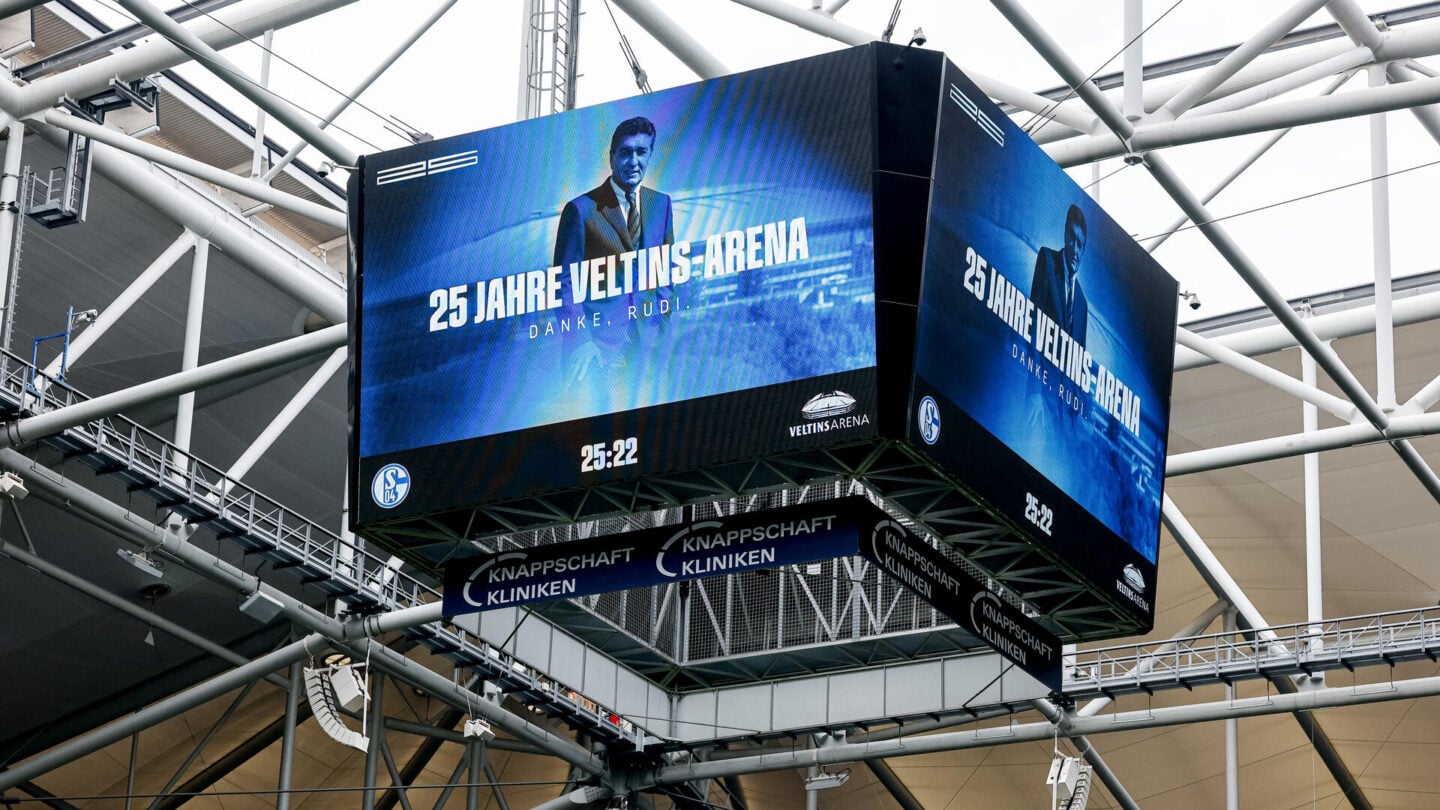 Ein besonderes Dankeschön an Rudi Assauer während des Spiels zum 25-jährigen Jubiläum der VELTINS-Arena.
