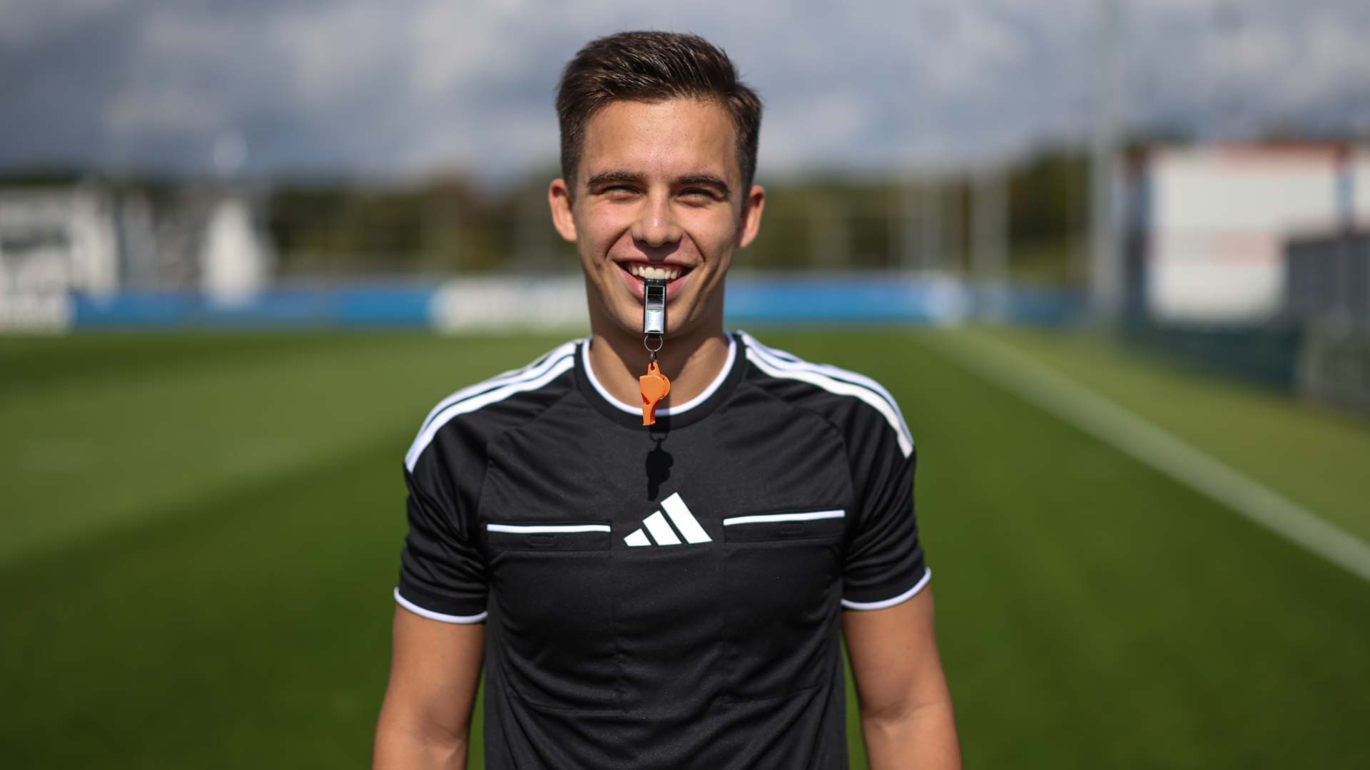 260921-schiedsrichter-carlos-bustamante-meise-pfeife