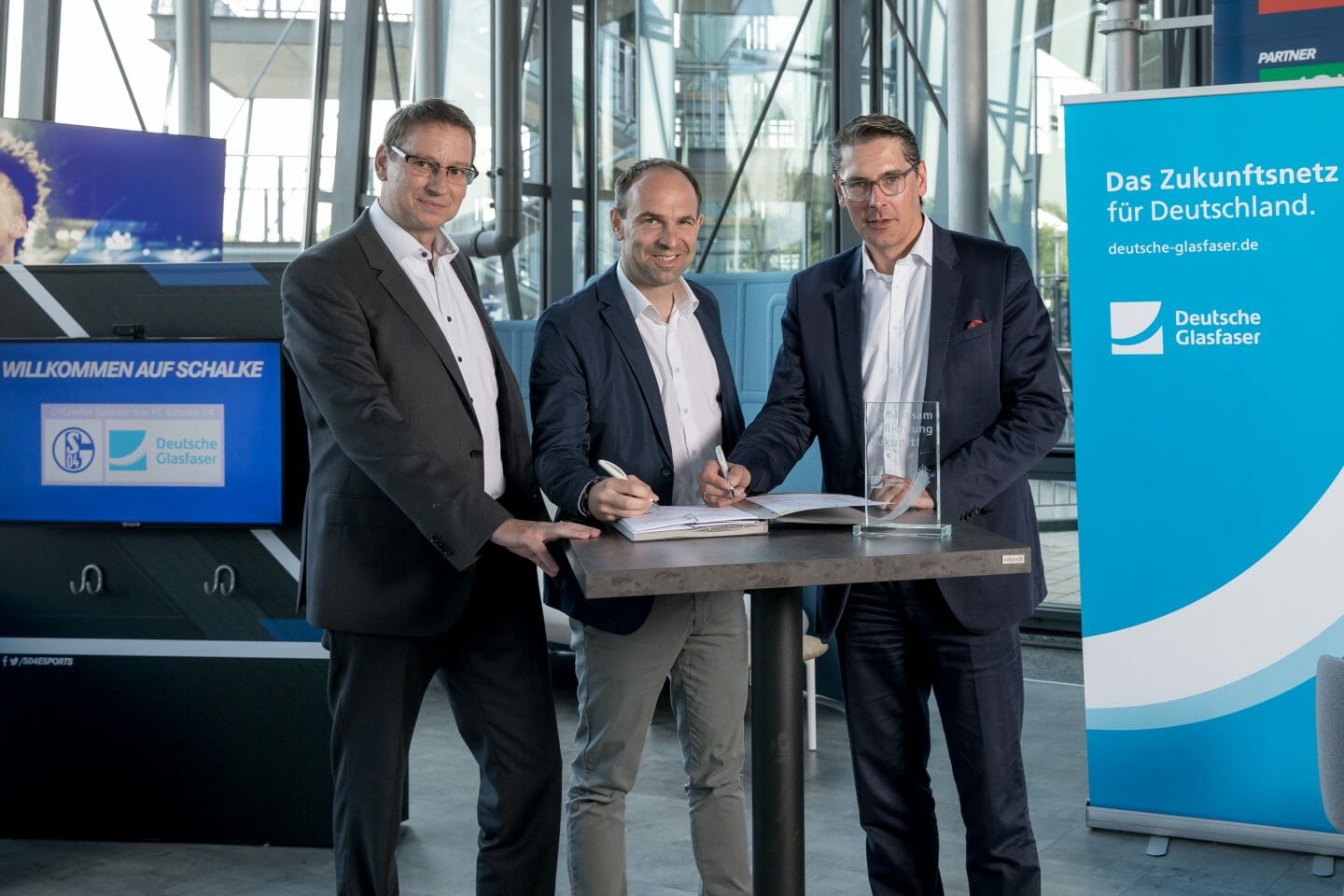 S04 setzt auf Deutsche Glasfaser als Sponsor und Esport-Partner