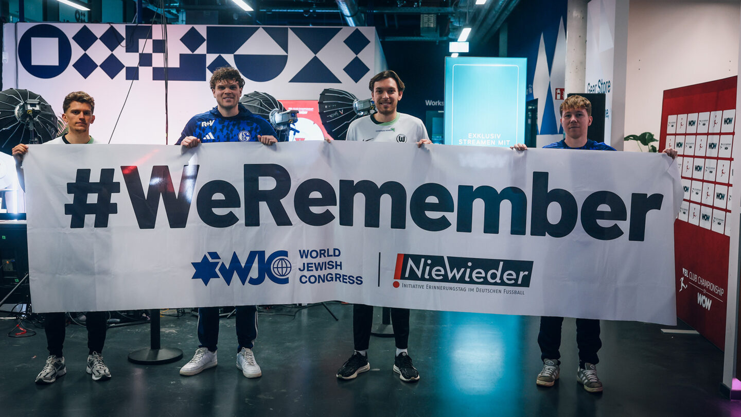 Esportler mit We Remember Banner