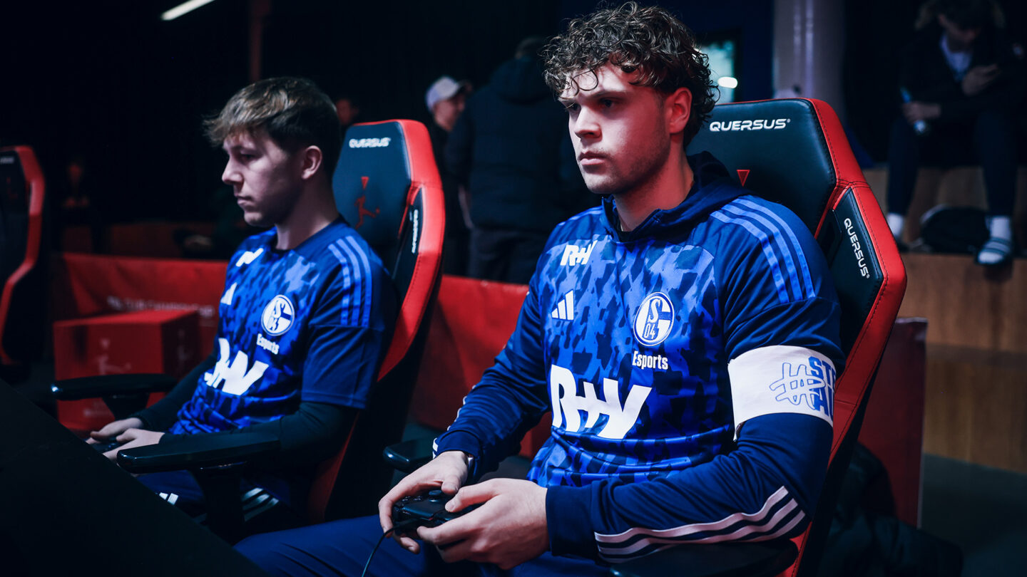 Schalke 04 Esportler an der Konsole