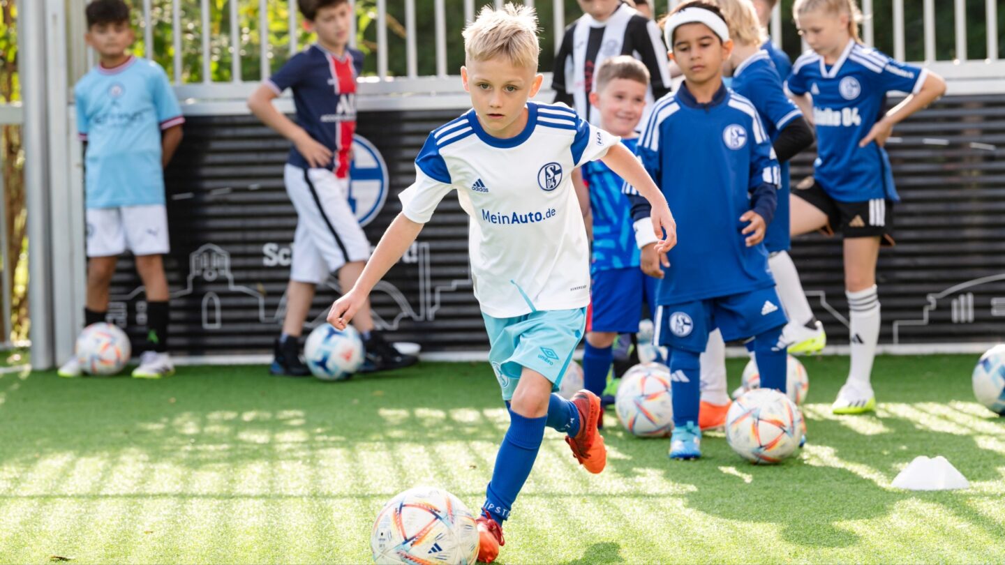 Anlässlich des Tags der Heiligen Barbara am 4. Dezember bietet sich Kindern und Jugendlichen aus Gelsenkirchen und der Region die Möglichkeit, an einer außergewöhnlichen Trainingseinheit auf den Bolzplätzen Hugo und Consolidation von Schalke hilft! – gefördert durch die RAG-Stiftung – teilzunehmen. Die Anmeldungen sind ab sofort geöffnet.