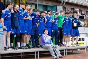 Schalker Jugendmannschaft freut sich über einen Turnier-Erfolg