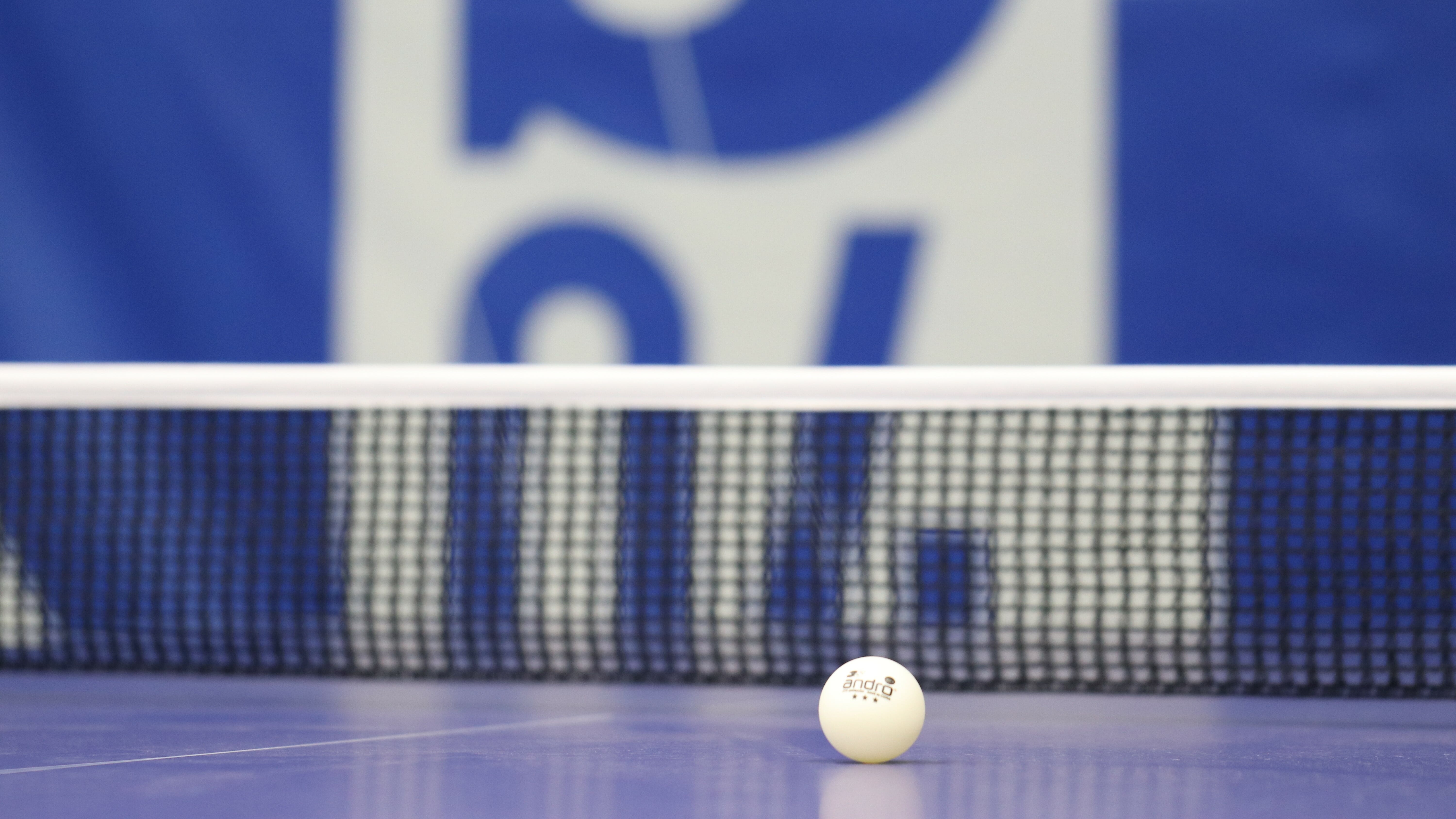 Ball, Tisch, Fahne Standard