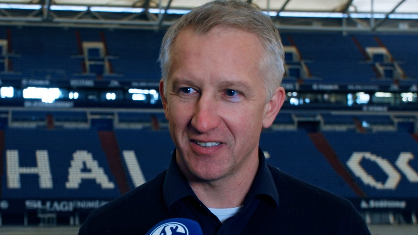 Frank Baumann gibt ein Interview in der VELTINS-Arena