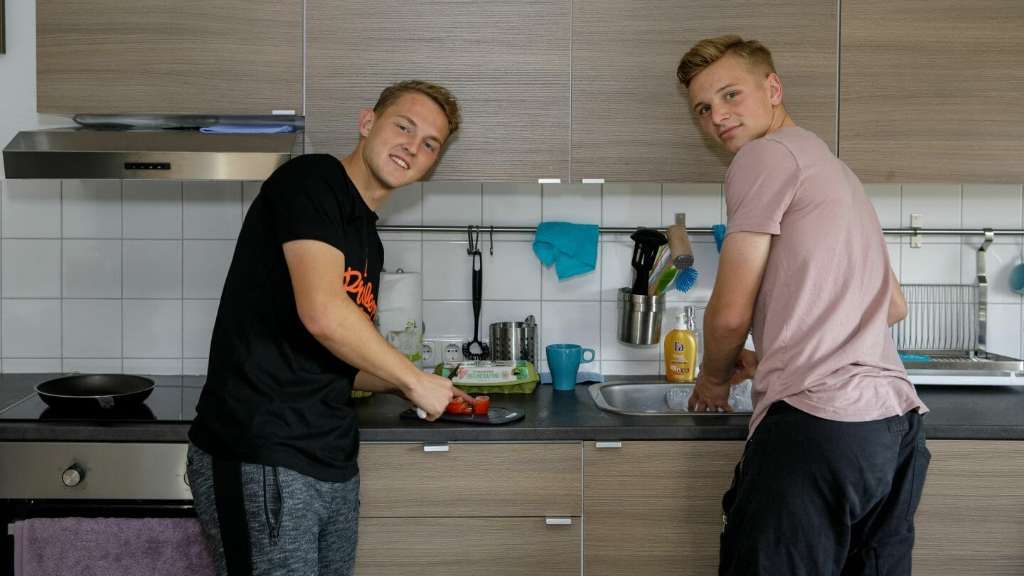 Wie Brüder – lettische Wohngemeinschaft in der U23